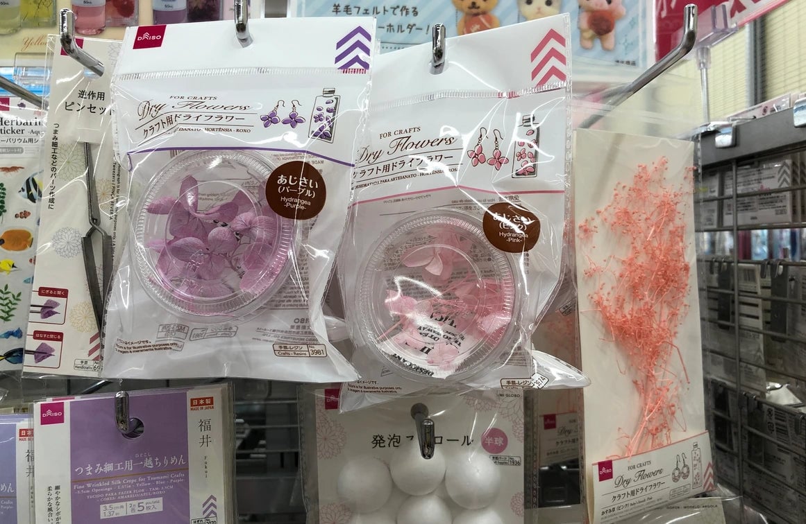 ダイソーの店舗で販売されているドライフラワーの例